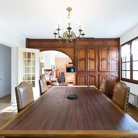 Typical Apartment With A Big Swiming Pool And A View Toward The Pyrenees Apartament *