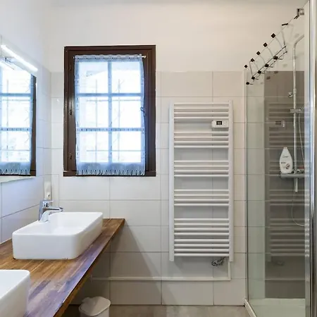 Typical Apartment With A Big Swiming Pool And A View Toward The Pyrenees Apartament
